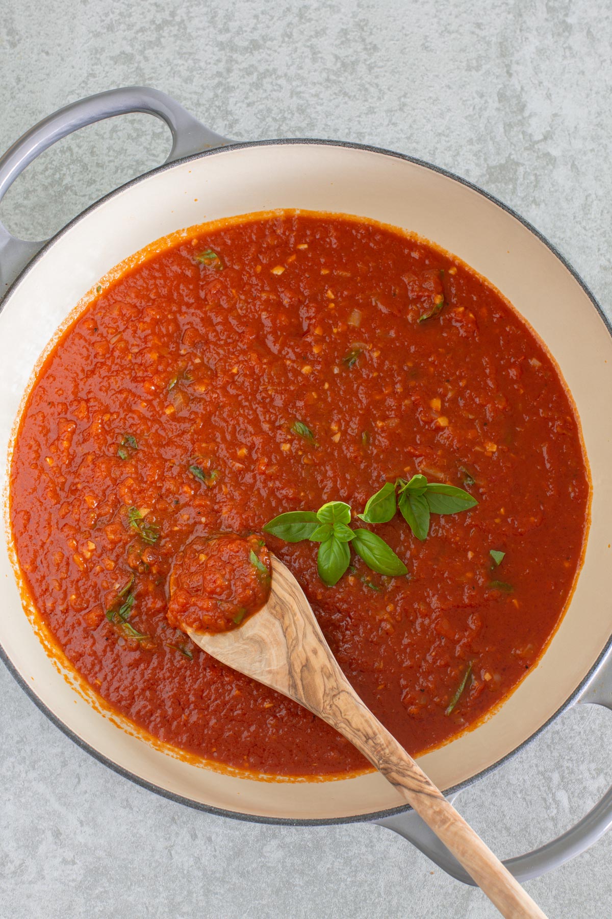Italienische Tomatensauce mit wenigen Zutaten