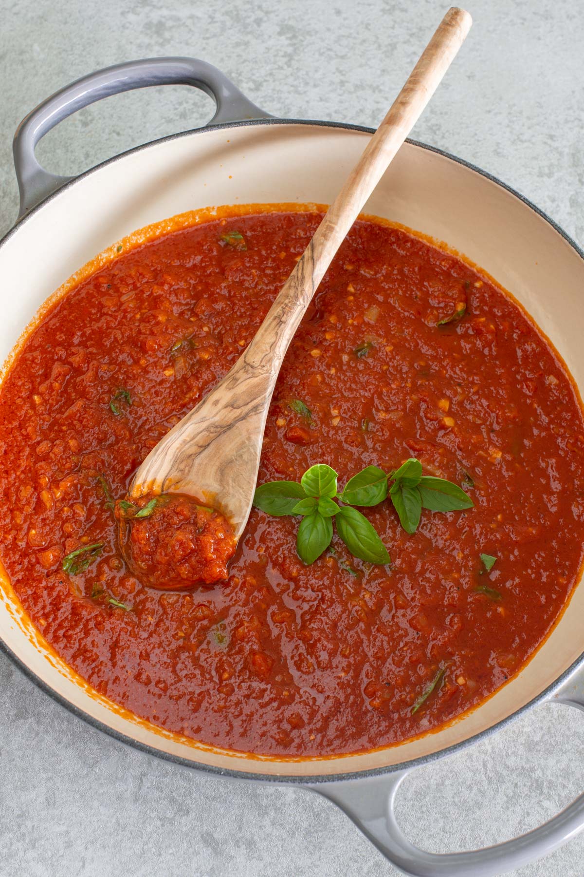 Italienische Tomatensauce mit Basilikum