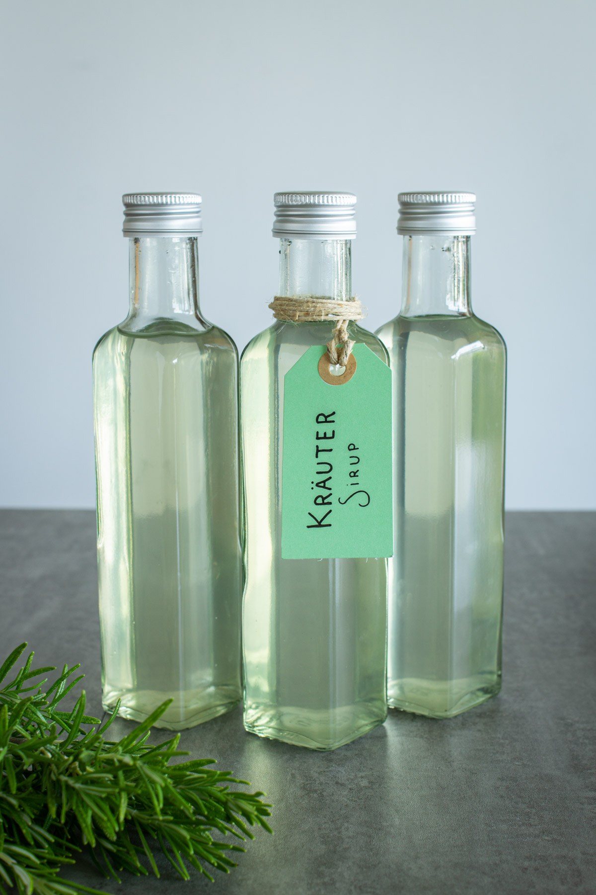 Erfrischender Sirup mit Kräutern