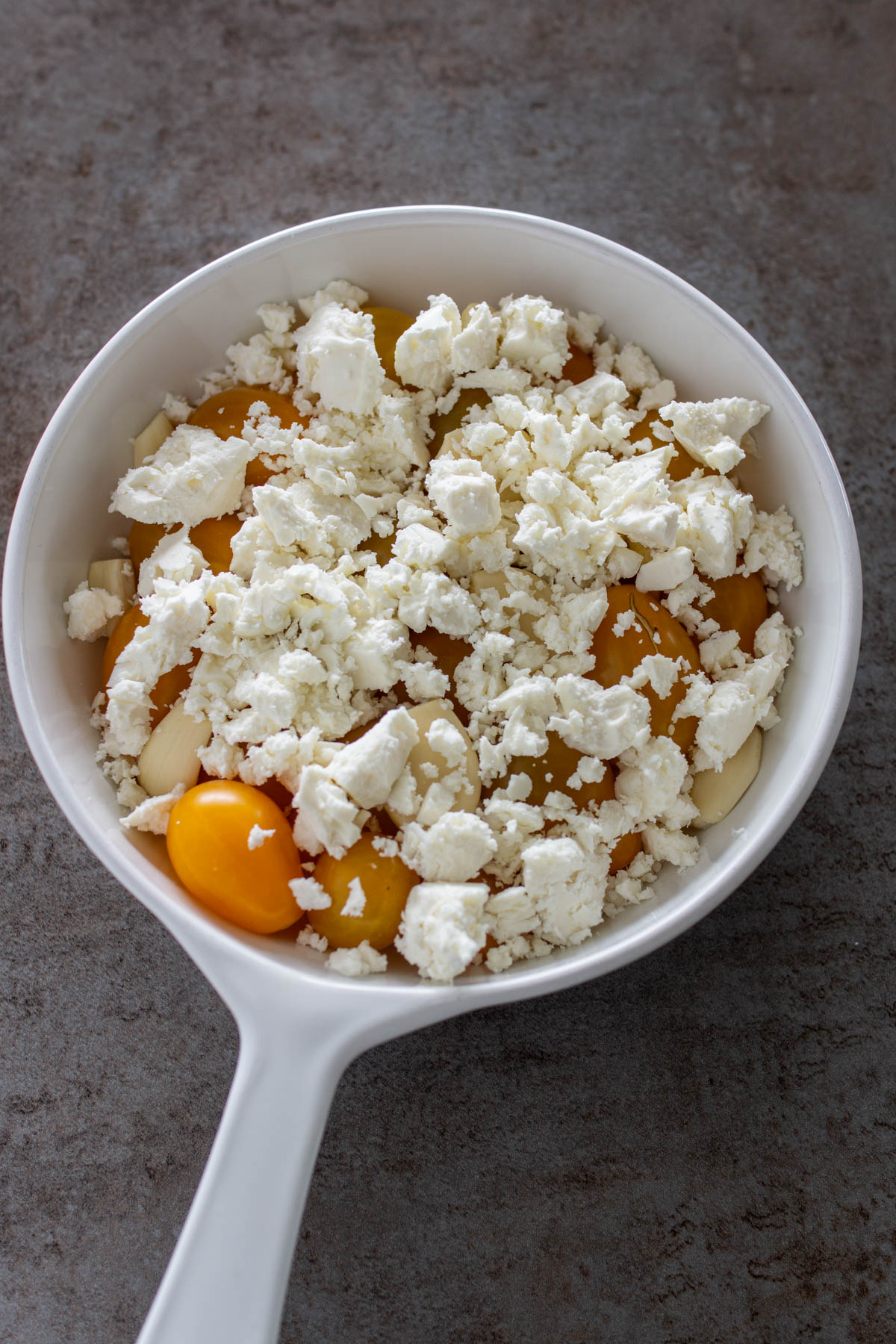 Feta in die Form zerbröckeln.
