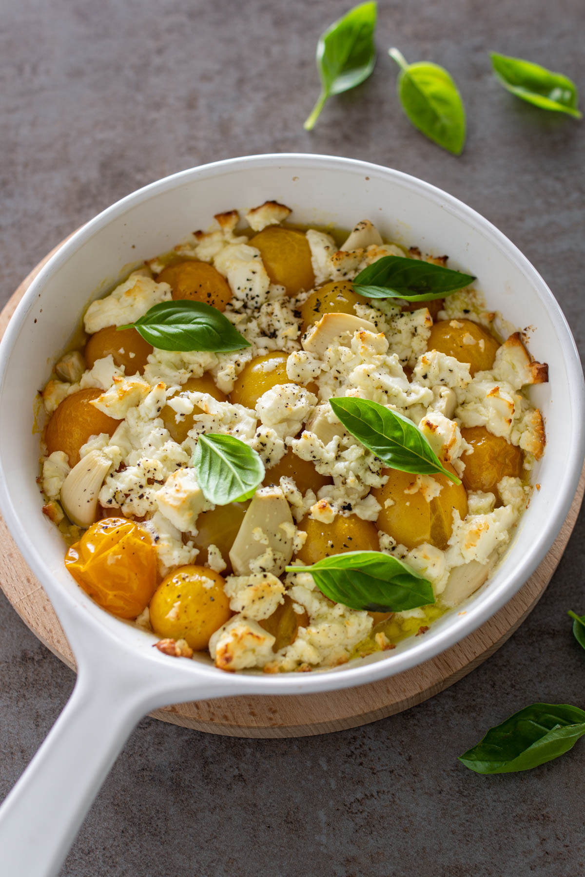 Tomaten Feta Dip aus dem Ofen: Nur noch mit einer Gabel grob zerdrücken! Einfaches Rezept.