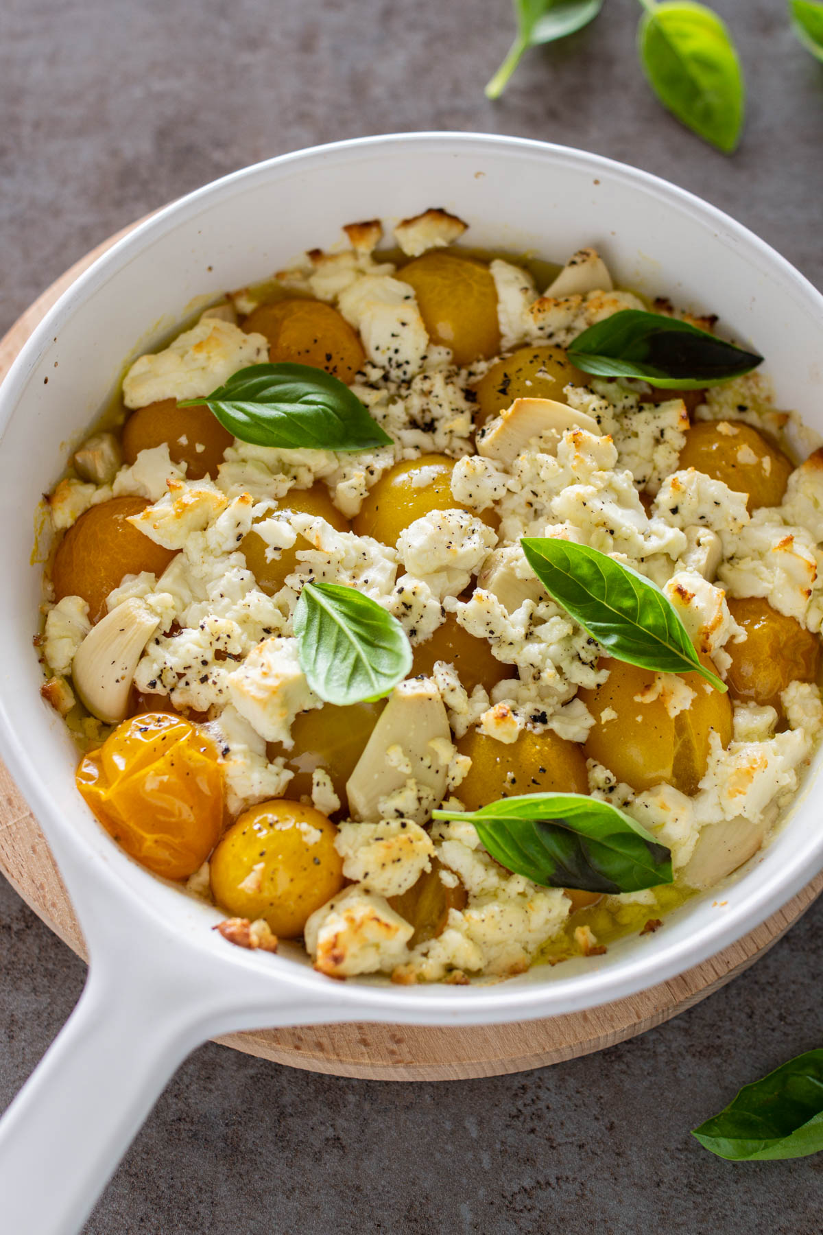 Als warme Beilage essen oder mit Gabel zu einem Dip zerdrücken: Tomaten-Feta Dip.
