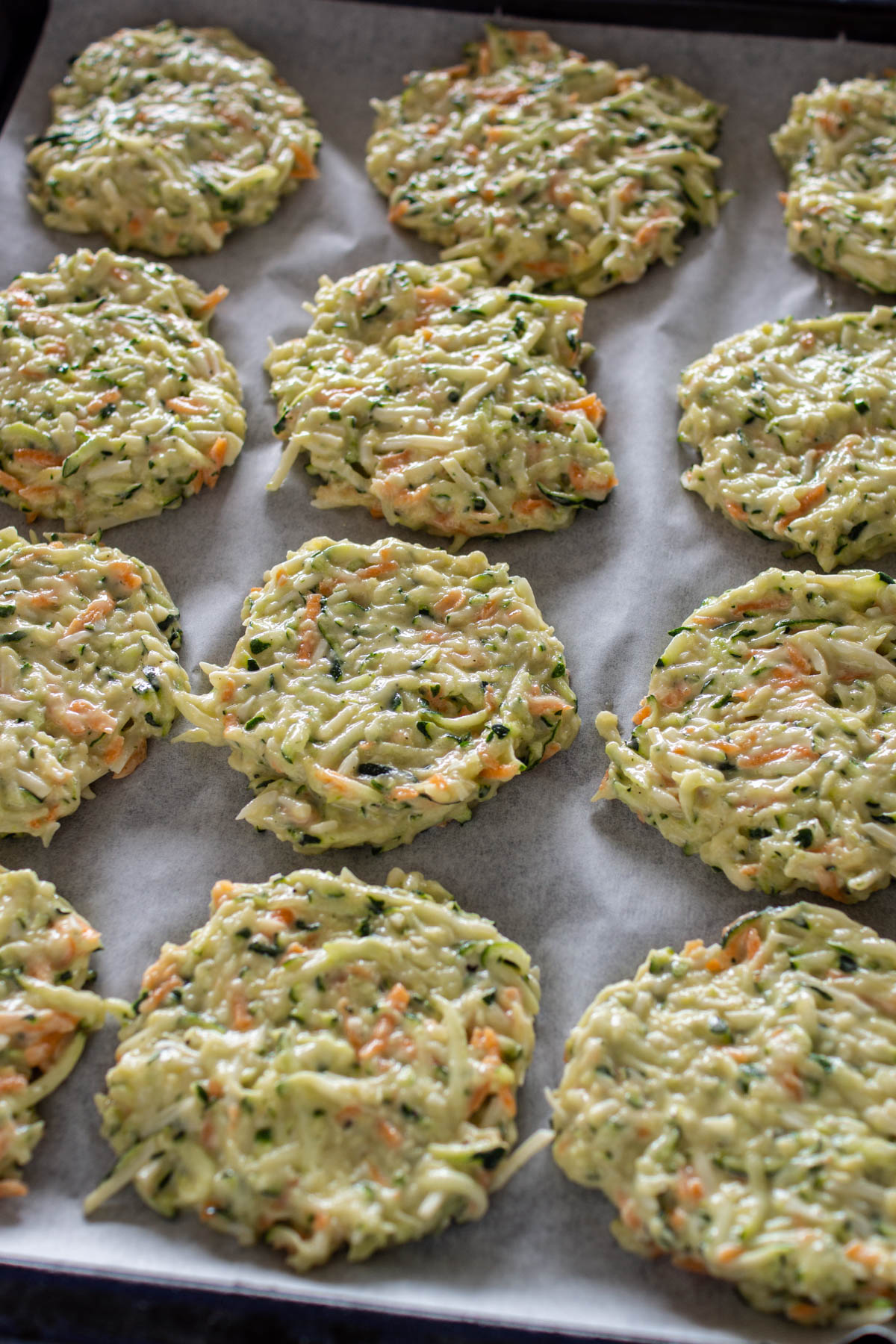 Geformte Zucchinipuffer. Sie werden ohne Öl im Ofen gebacken.