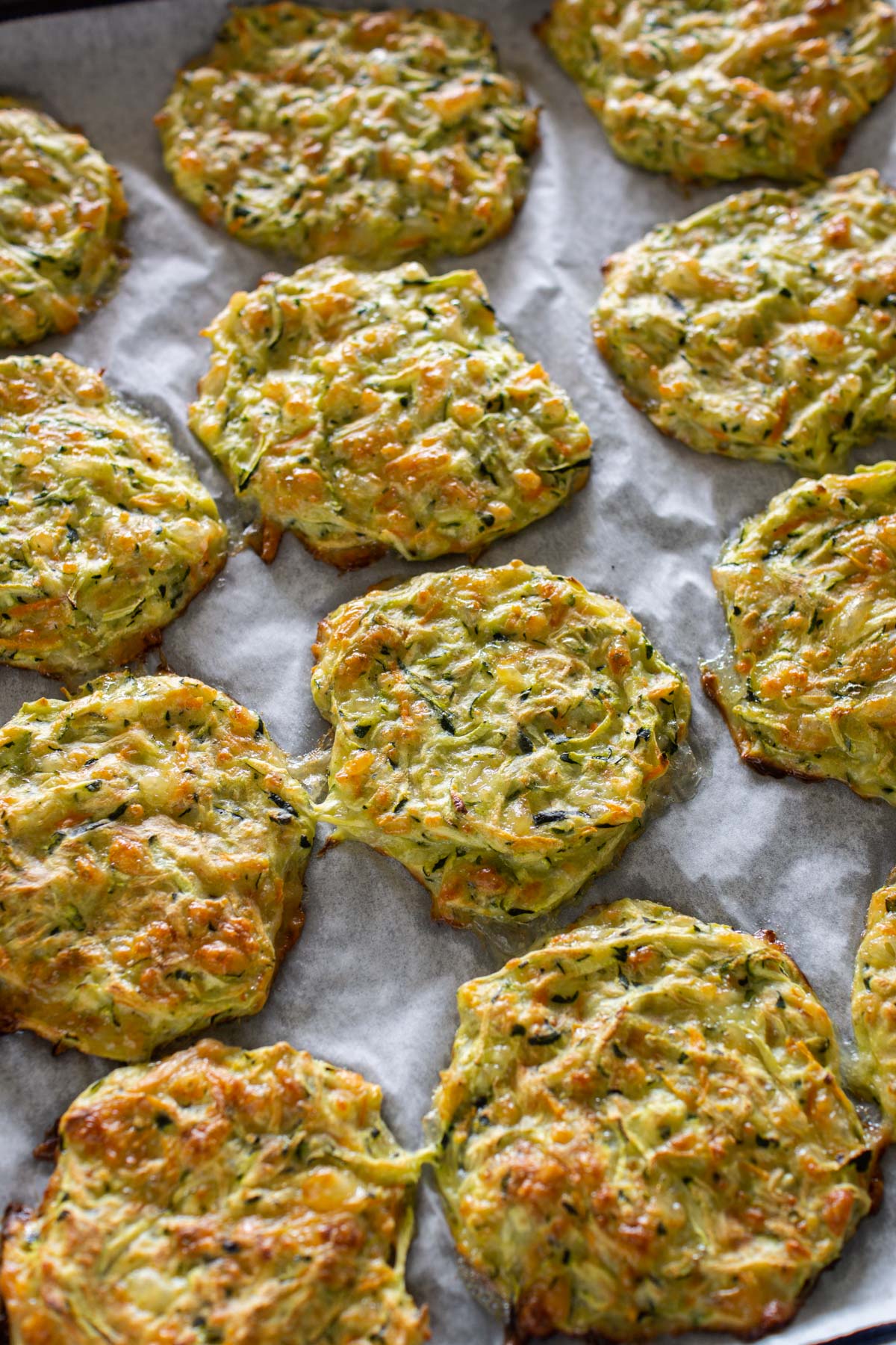 Zucchinipuffer vom Blech ohne Öl.