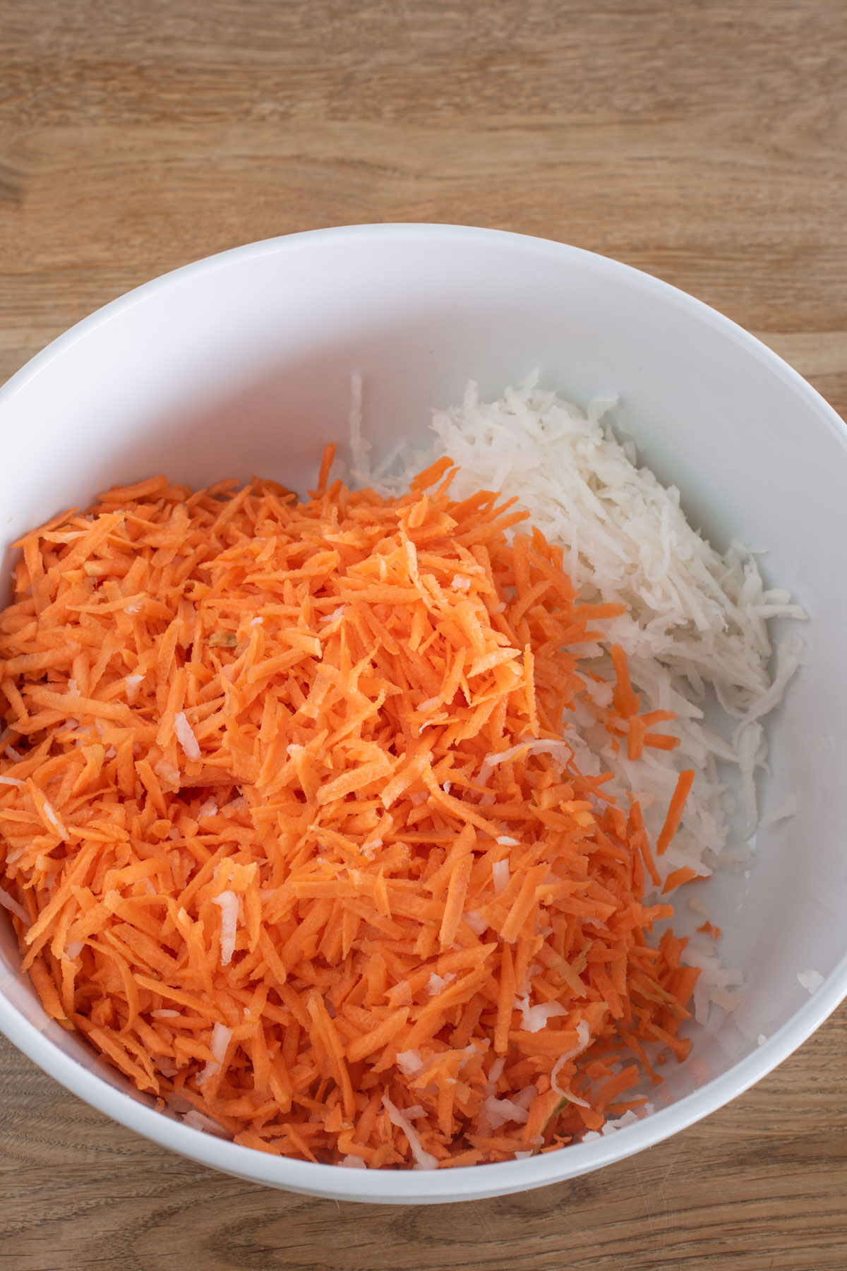 Karotten raspeln und hinzugeben